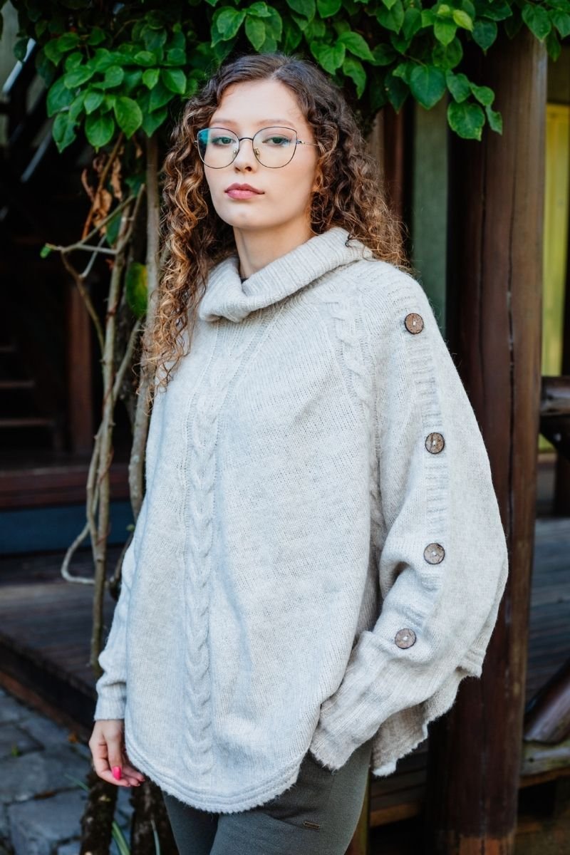 Poncho Tranças com Botão e Gola Boba