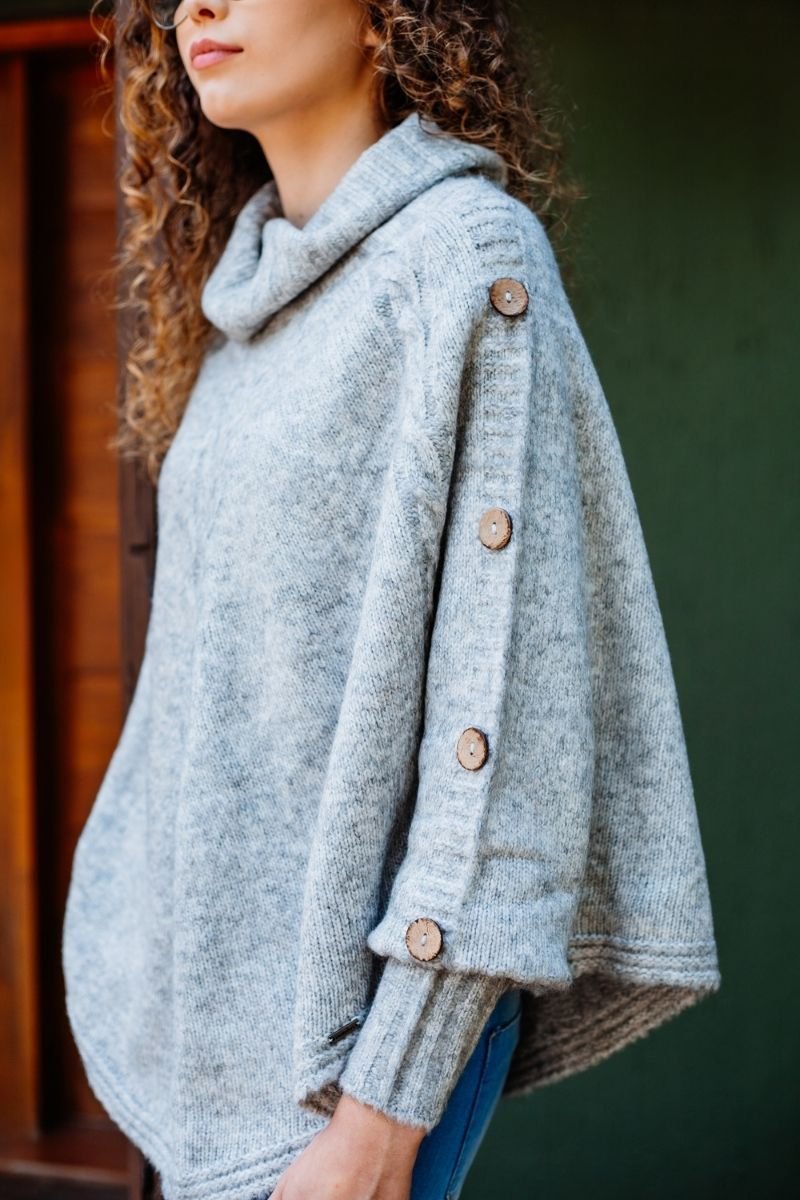 Poncho Tranças com Botão e Gola Boba