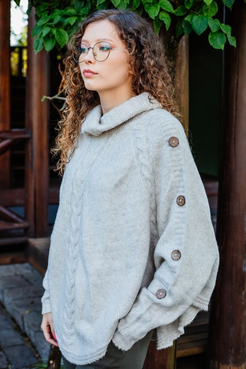 Poncho Tranças com Botão e Gola Boba