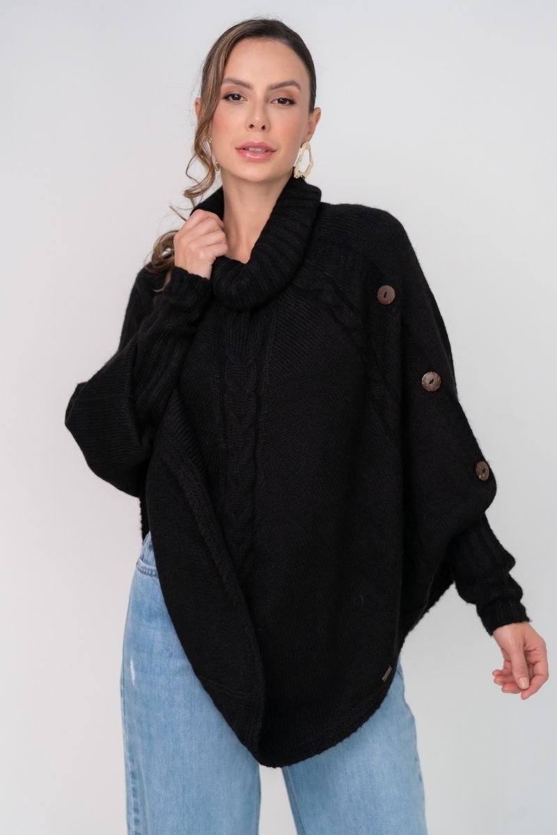 Poncho Tranças com Botão e Gola Boba