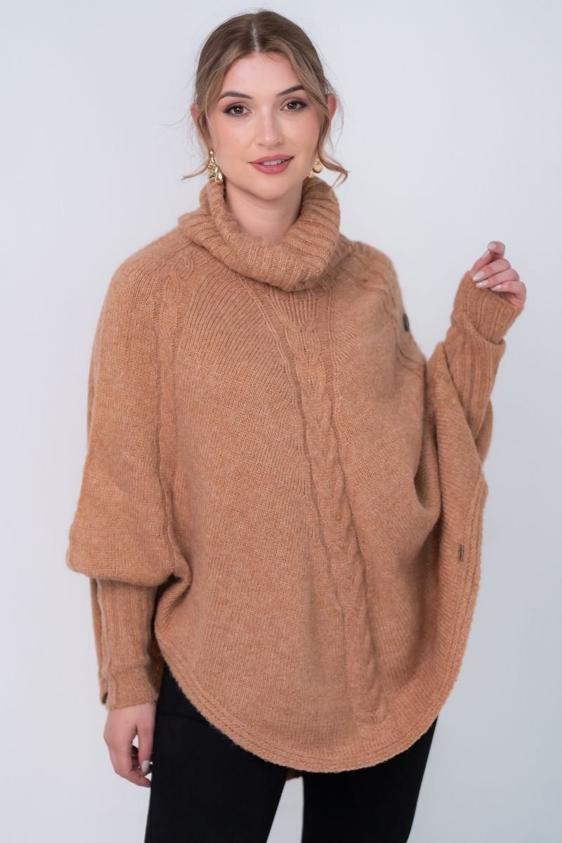 Poncho Tranças com Botão e Gola Boba