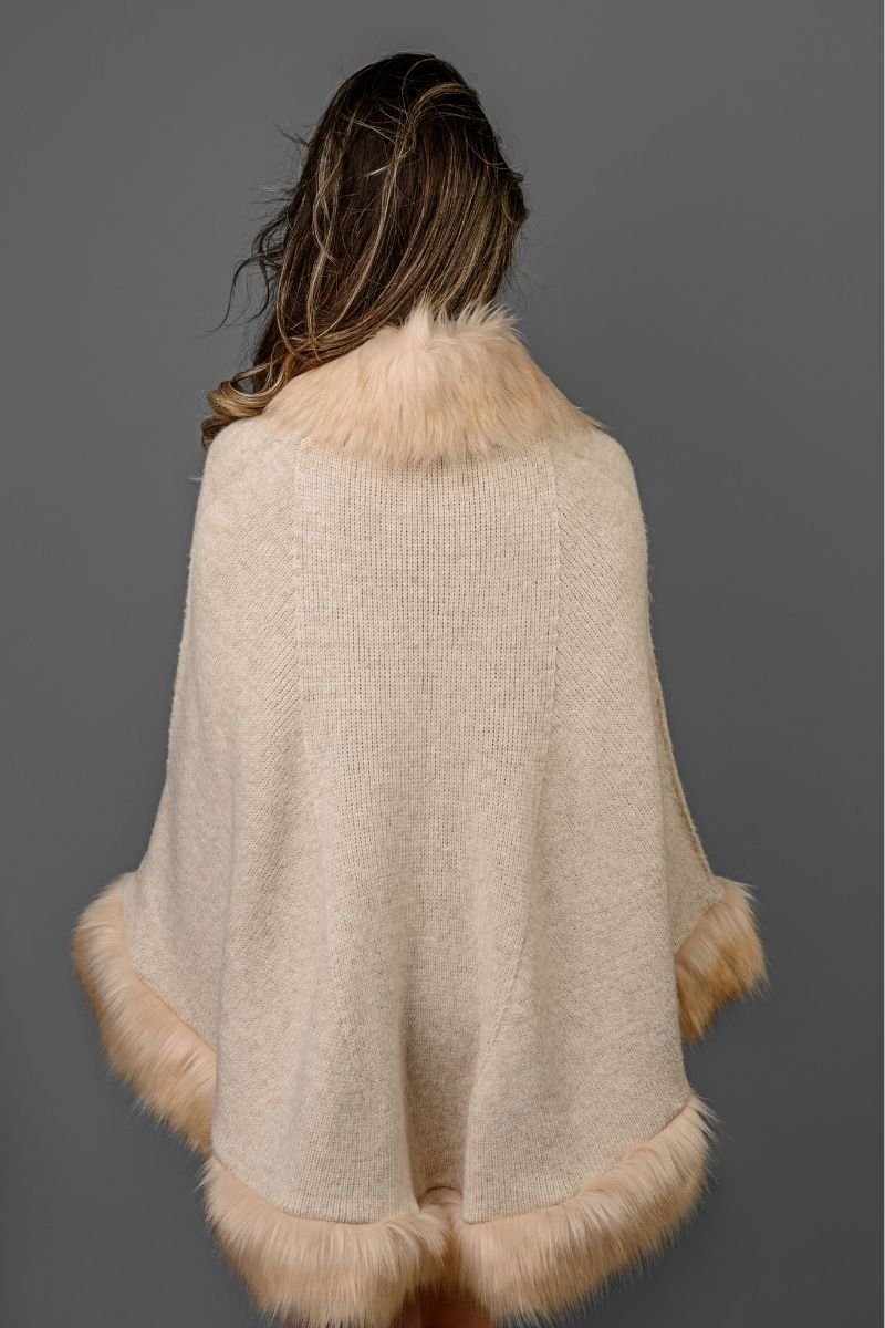 Poncho Tricot Liso com Pele