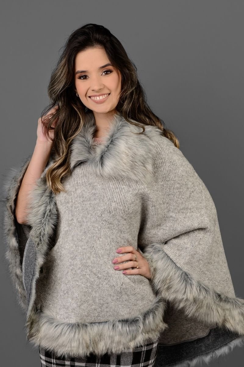 Poncho Tricot Liso com Pele