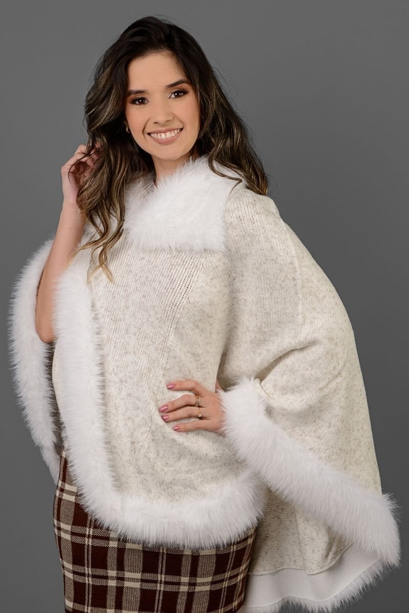 Poncho Tricot Liso com Pele