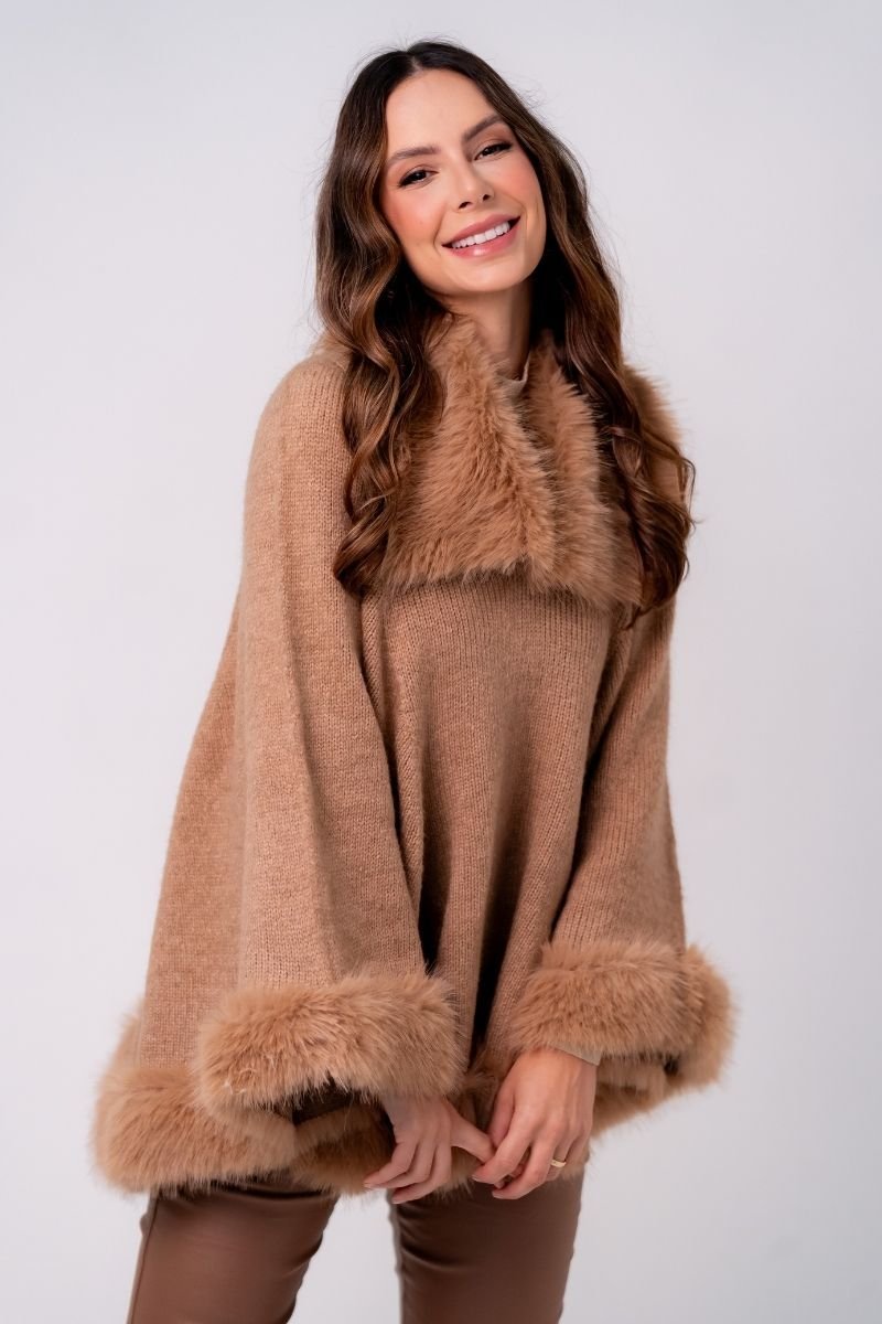 Poncho Tricot Liso com Pele