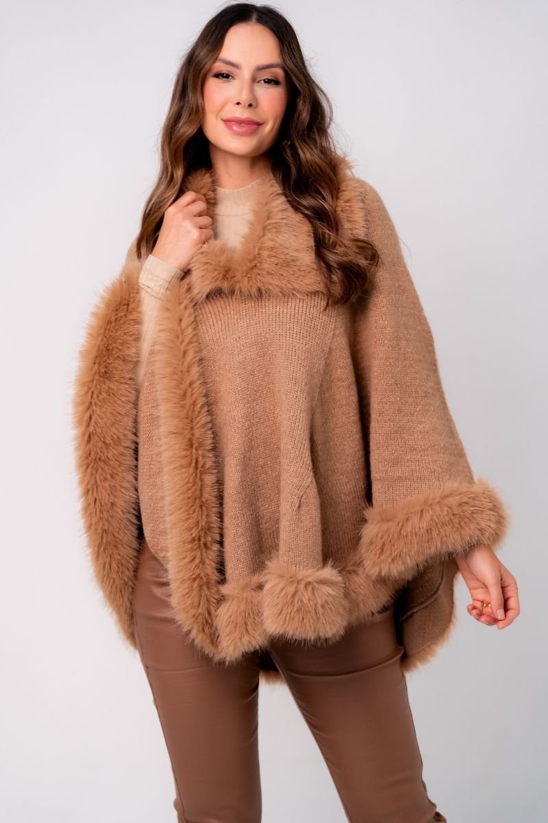 Poncho Tricot Liso com Pele