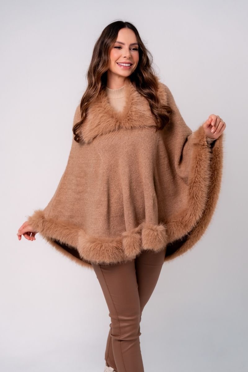 Poncho Tricot Liso com Pele